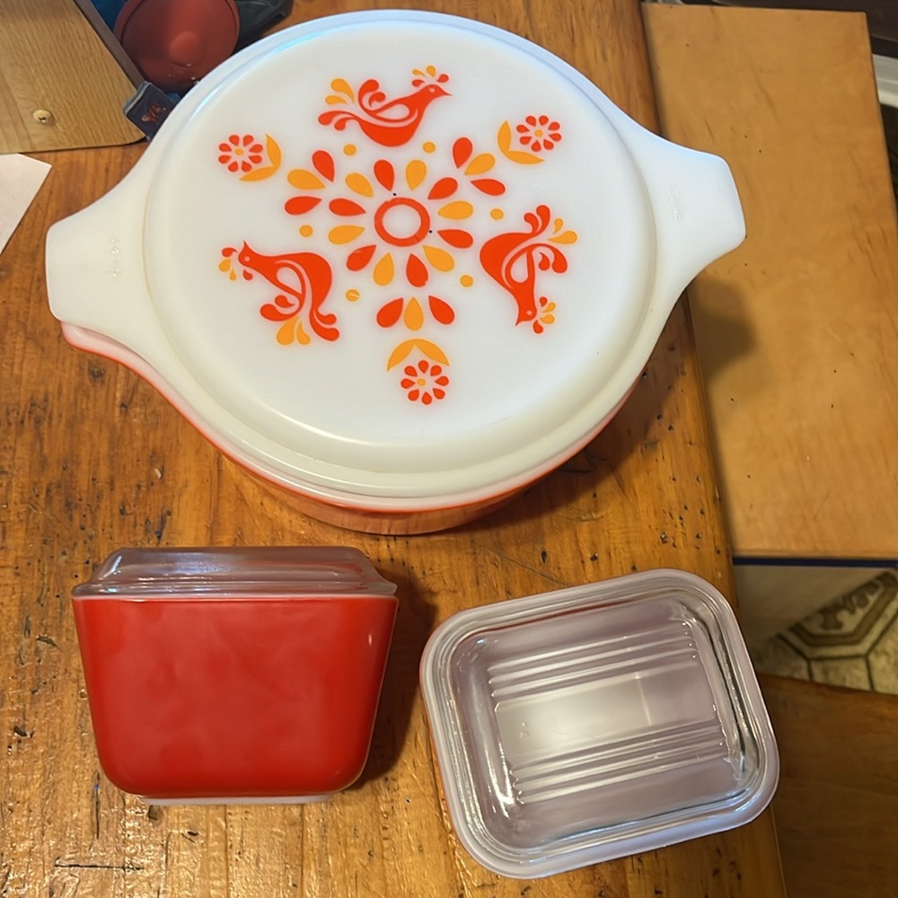 Pyrex 1.5 quart casserole in Friendship pattern with two small pyrex containers